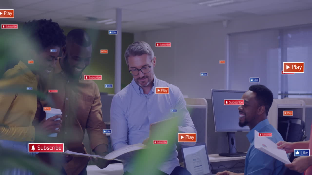 animación de iconos de redes sociales con textos sobre diversos colegas que tienen una reunión en la oficina