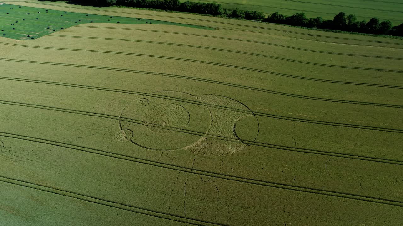 오른쪽으로 회전하는 녹색 농지 공중 드론 보기의 우튼 강 윌트셔 초자연적인 미스터리 서클 패턴