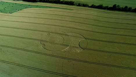 Wootton-Rivers-Wiltshire-Paranormales-Kornkreismuster-Im-Grünen-Ackerlandfeld-Luftdrohnenansicht,-Die-Sich-Nach-Rechts-Dreht