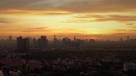 Wunderschöner-Sonnenaufgang-Am-Morgen-Im-Zeitraffer-über-Dem-Stadtbild-Von-Bangkok