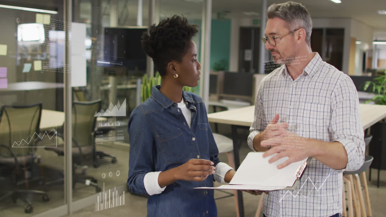 animación de múltiples gráficos, mapa, barras de carga, diversos compañeros de trabajo de pie y discutiendo en la oficina
