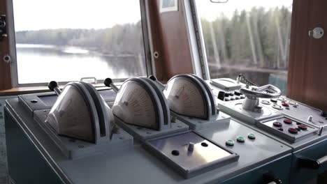 Inside-details-of-the-cruise-liner-control-room