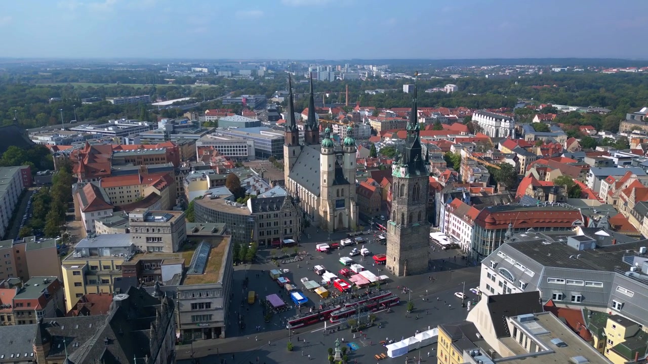 Budova okresního soudu Halle (Saale), představující svou působivou architekturu a okolní panorama města. Nádherný letecký pohled dronem.