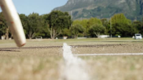 Bateador-Corriendo-En-El-Campo-Durante-El-Partido-De-Cricket