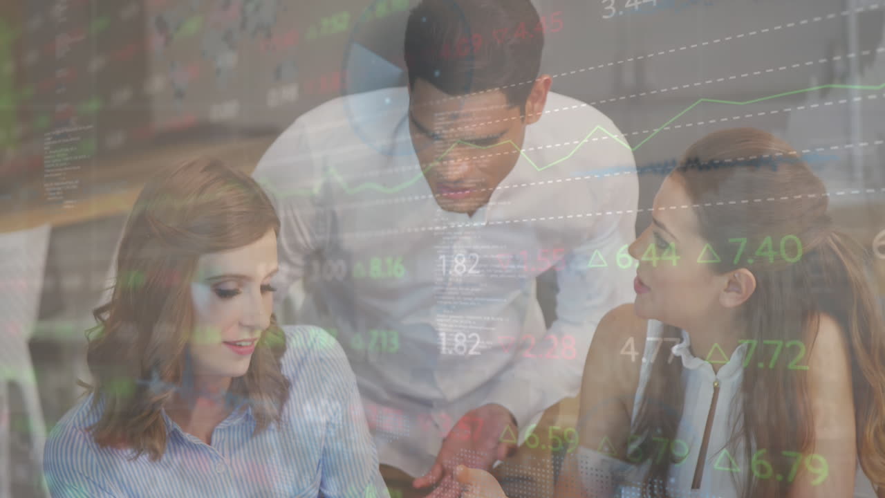 animación del procesamiento de datos del mercado de valores sobre diversos colegas discutiendo sobre la tableta en la oficina