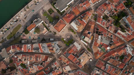 Plaza-Gil-Eanes-En-Lagos-Vista-Desde-Un-Avión-No-Tripulado-Pájaros-Ojo-Arriba-Vista-De-Arriba-Hacia-Abajo,-Levantándose-Lentamente,-Algarve,-Portugal,-Día