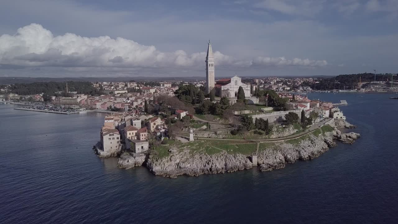 크로아티아, 이스트리아, 로빈지 구도시의 공중 파노라마. 원래의 손상되지 않은 로그 형식.