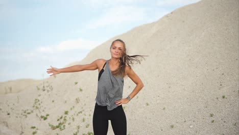 mujer estirándose al aire libre