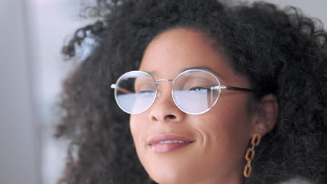 mujer de negocios con gafas de moda leyendo