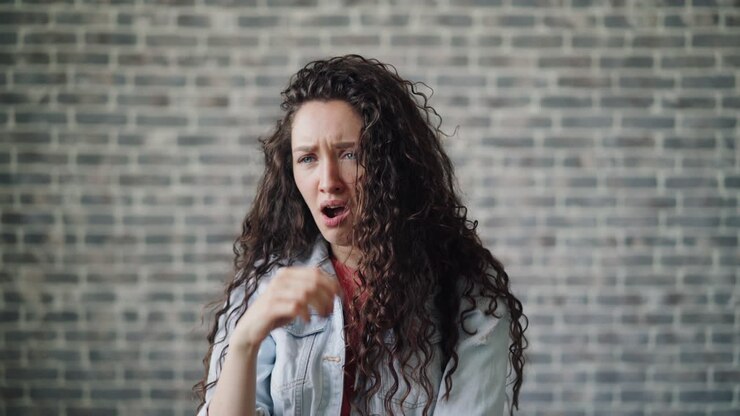 Portrait de femme devant un mur de briques