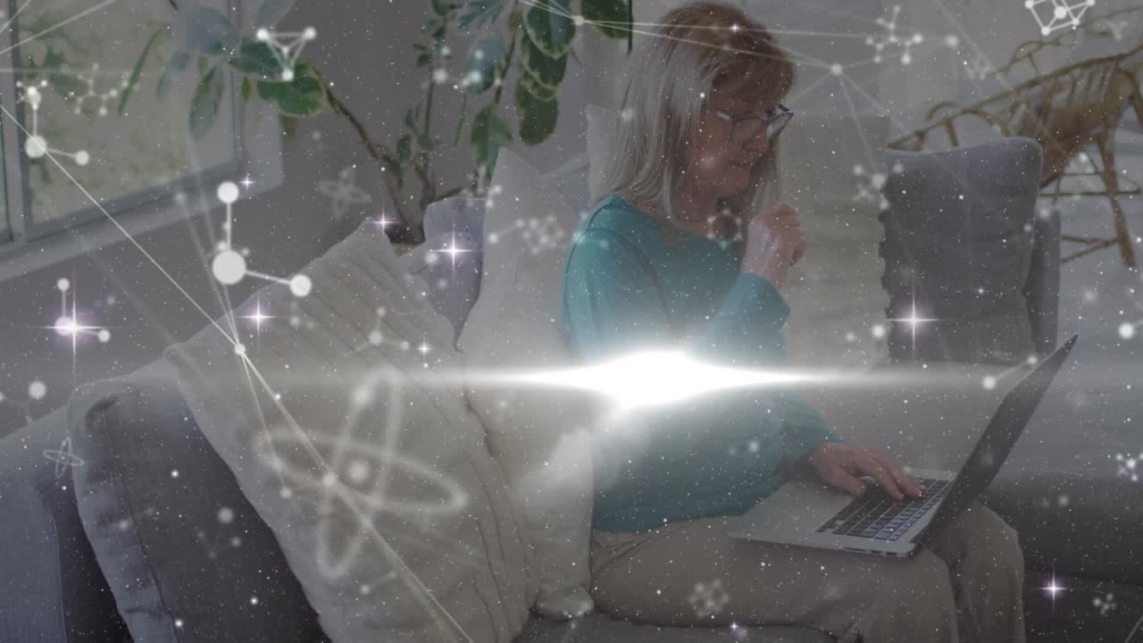 Animation af molekyler med netværk af forbindelser over kaukasisk kvinde, der bruger bærbar computer
