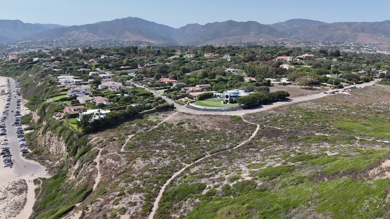 선니 코스트 (sunny coast) 는 말리부 (malibu) 에서 포인트 듀메 (point dume) 를 드러내기 위해 공중에서 후퇴합니다.