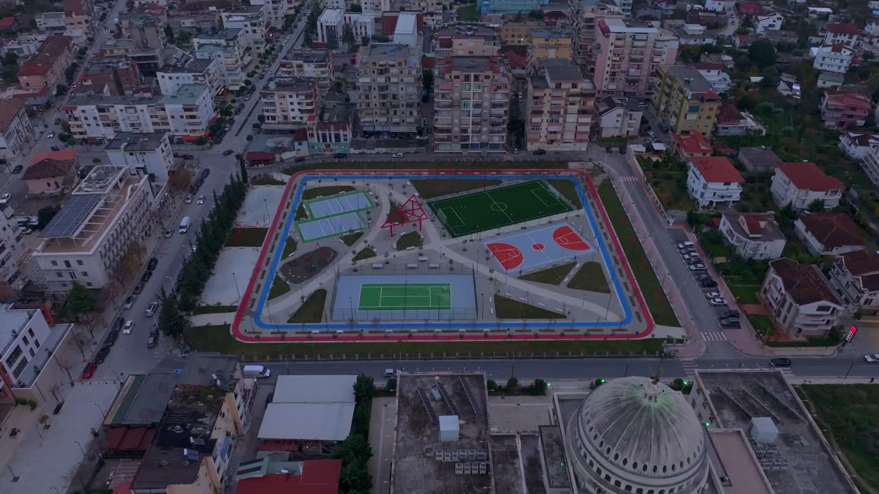 Ripresa con drone della città di Berat, che mostra il campo sportivo e gli edifici, Albania