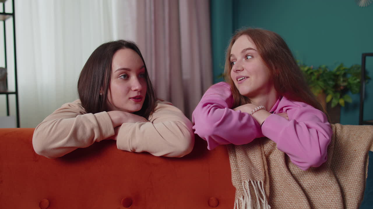 부부 가족 비밀 소문, 대화, 뉴스 소문 집에서 함께 대화 소파