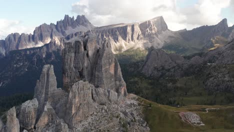 Famoso-Cinque-Torri-Con-Croda-Da-Lago-En-El-Fondo,-Dolomitas