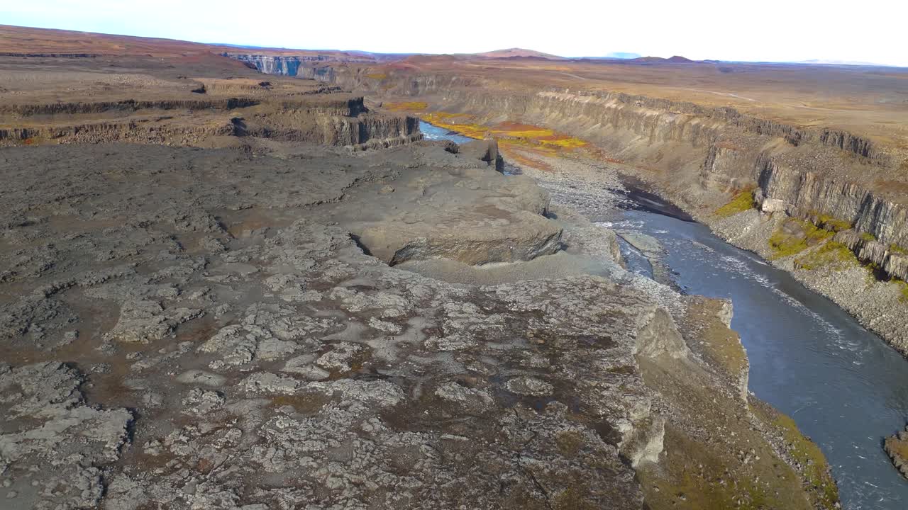 tomada aérea del hermoso cañón de jokulsargljufur que atraviesa islandia