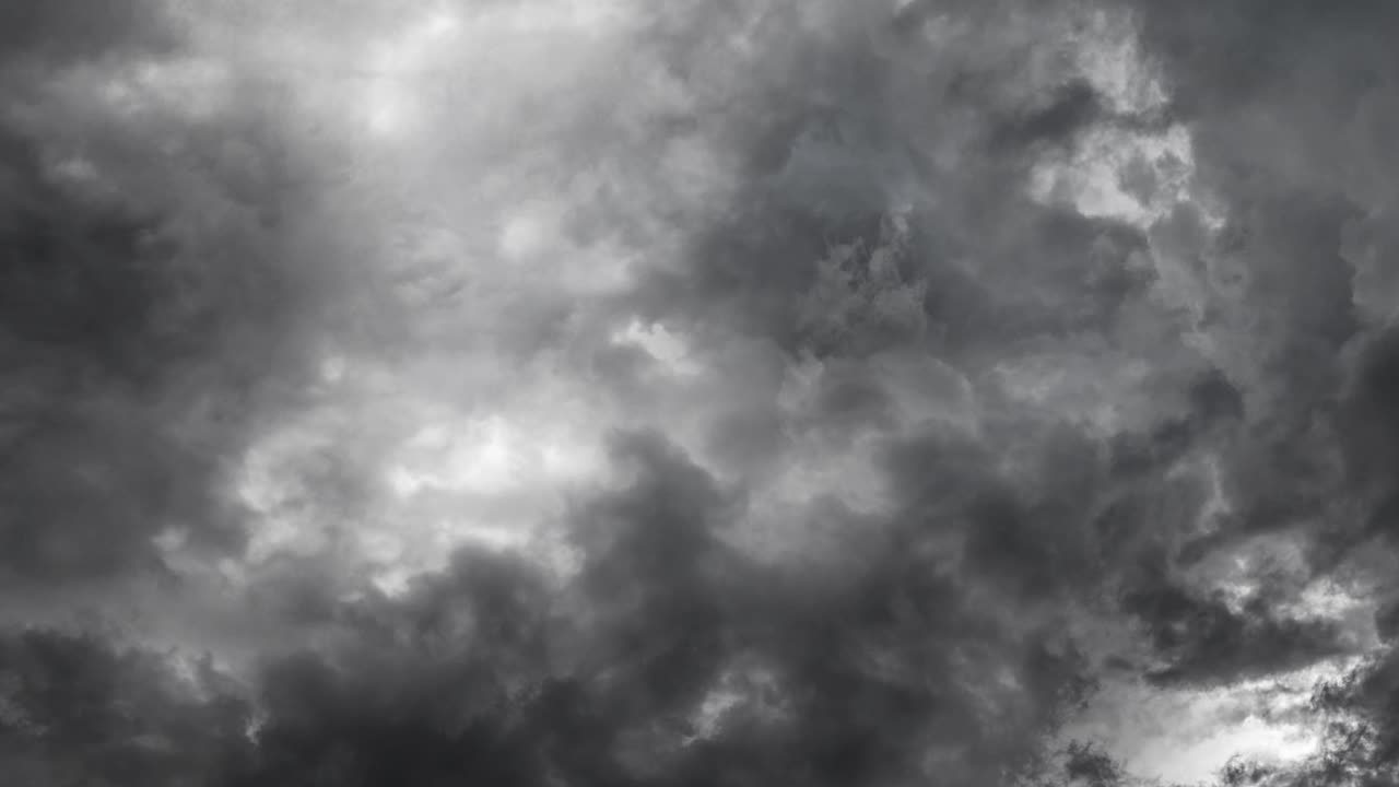 cumulonimbus 구름 안의 천둥 폭풍 중에 번개 타격