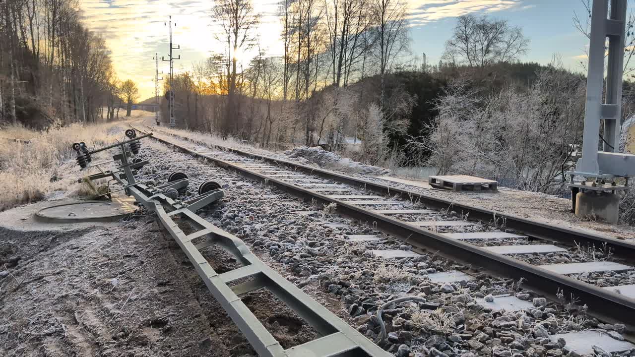 Sverige, Munkedal uppdaterar järnvägen efter nytt Natodirektiv på grund av kriget mellan Ryssland och Ukraina. Sätter upp nya stolpar och hugger ner träd. Filmat i 4K 60fps, 3D-renderat i 23,976fps slowmotion