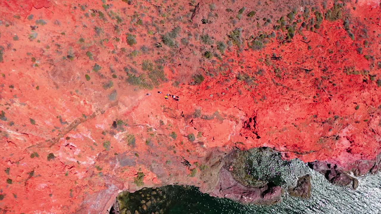 붉은 산과 만 파노라마 세로 샷