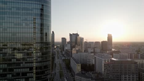 revelando el horizonte de la ciudad de varsovia, polonia al atardecer de verano, aero