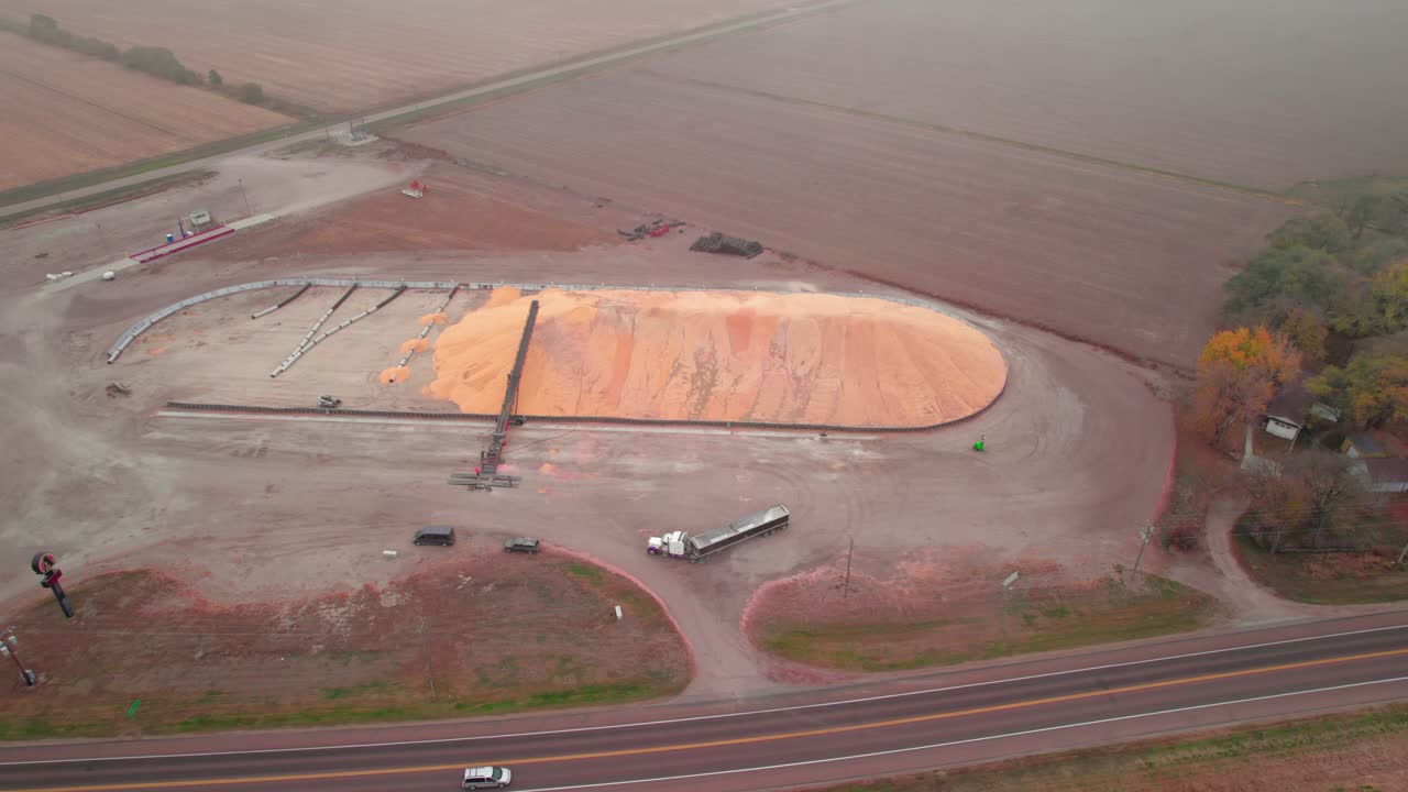 vista de un avión no tripulado de una tolva de camión semi descargada en un almacén de grano en nebraska, estados unidos
