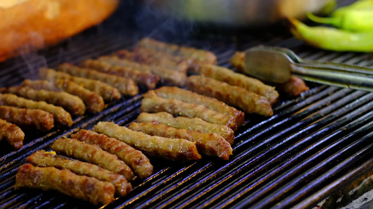 el cocinero gira las albóndigas cocidas