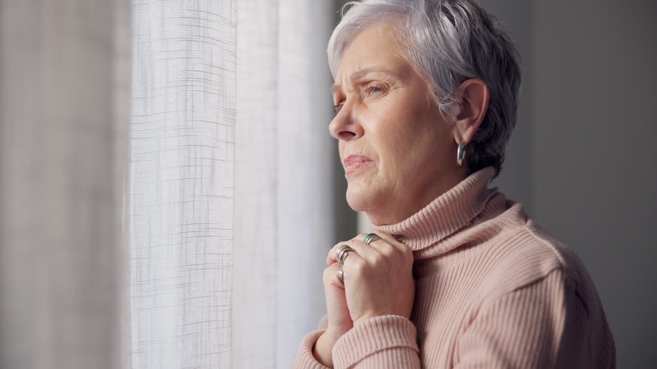 depresión, tristeza y mujer mayor en el hogar