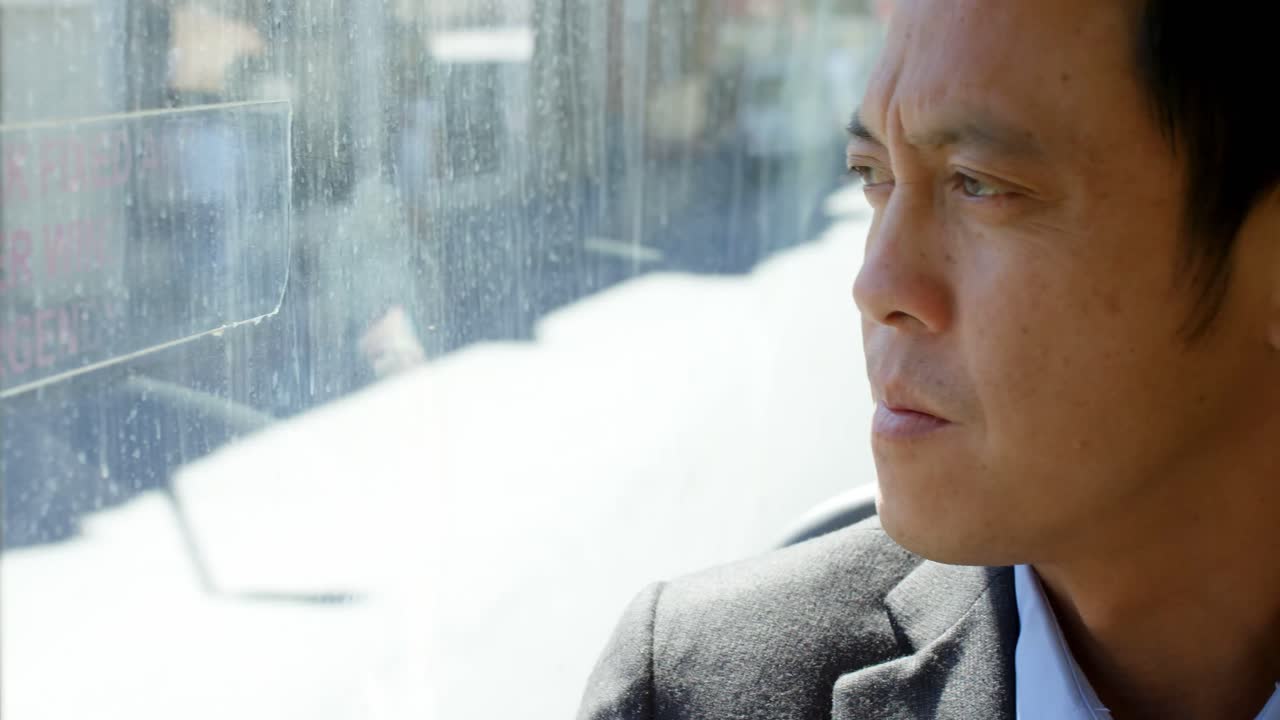 버스 4k 에서 여행 하는 동안 창문 을 통해 보고 있는 남성 통근자