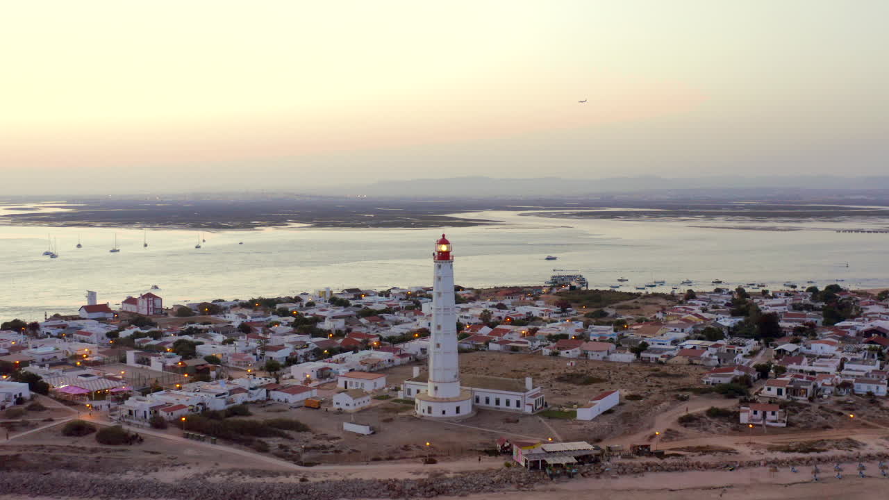 Ripresa aerea con drone al crepuscolo del villaggio di Farol, costa dell'Algarve