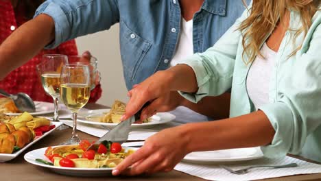 Jóvenes-Amigos-Felices-Comiendo-Comida-Con-Vino