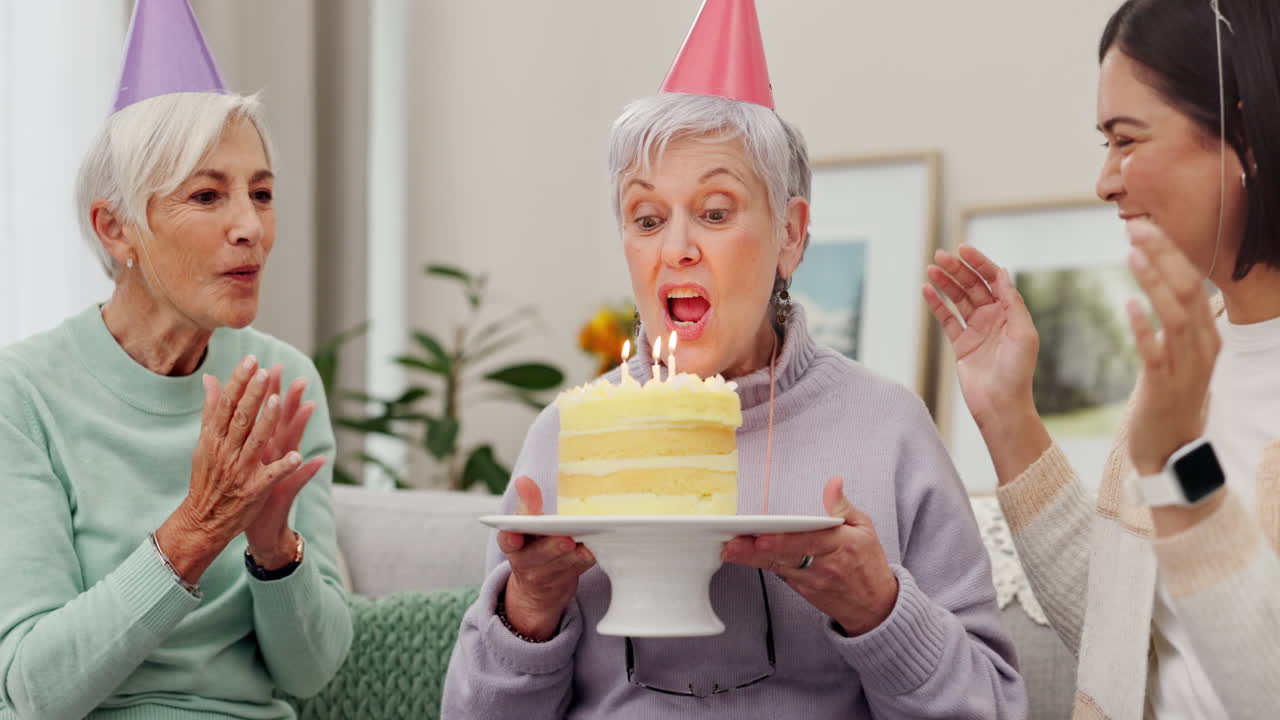 Festa di compleanno, torta o applauso con un anziano
