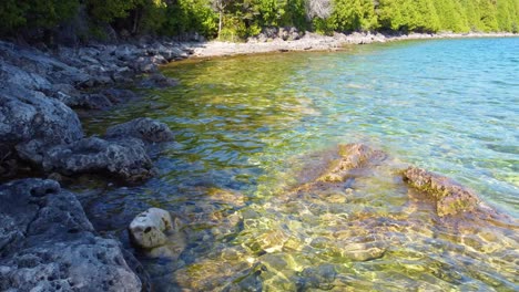 Sobrevuelo-De-Drones-Sobre-Aguas-Cristalinas-Y-Cristalinas-Desde-La-Bahía-Georgiana,-Ontario