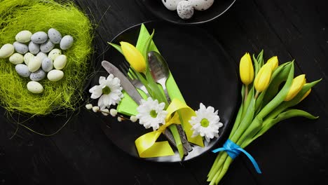 Osterfrühlingstischgeschirrzusammensetzung-Mit-Gelber-Tulpenblume