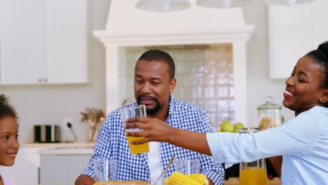 comiendo en familia en la mesa del comedor en casa