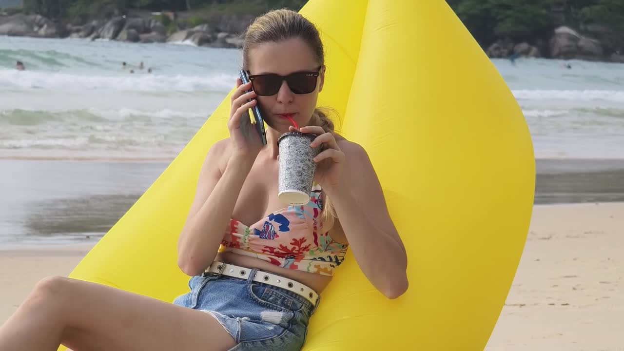 해변에서 편안한 여자