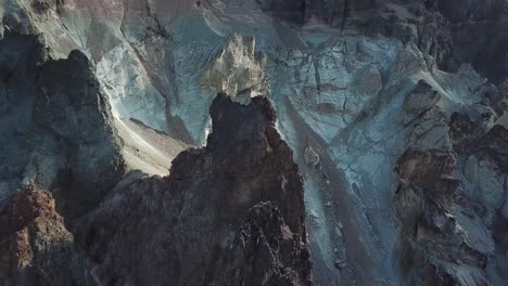 vista aérea cinematográfica de formaciones rocosas en la cordillera de la región de aysén, chile