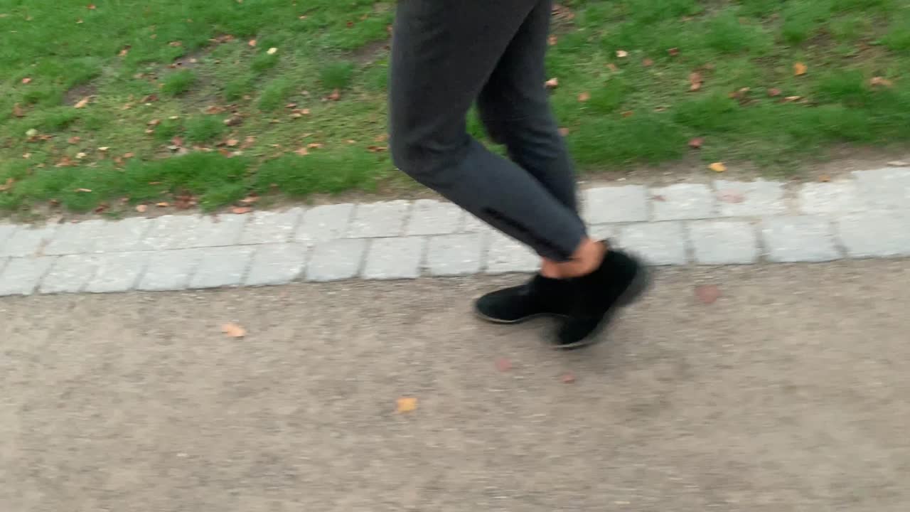 노란색 블레이저와 검은색 신발을 신은 세련된 젊은 여성 모델은 자연 속에서 산책을 나갑니다.