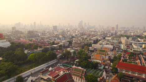 el templo tailandés de ratchanatdaram en la metrópolis de bangkok