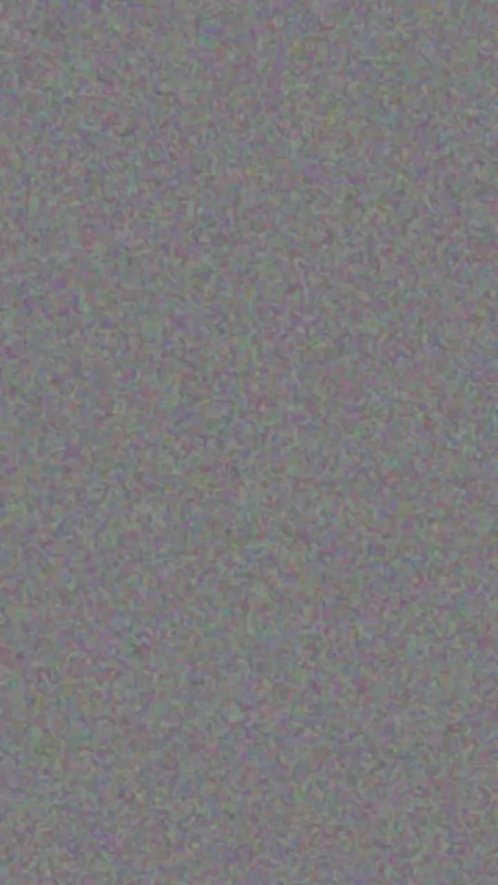 Overlay di grana della pellicola in formato verticale con polvere e graffi autentici per un look retrò, in loop continuo.