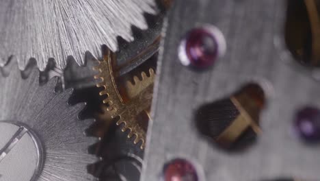 reloj mecánico que refleja la luz en movimiento 6