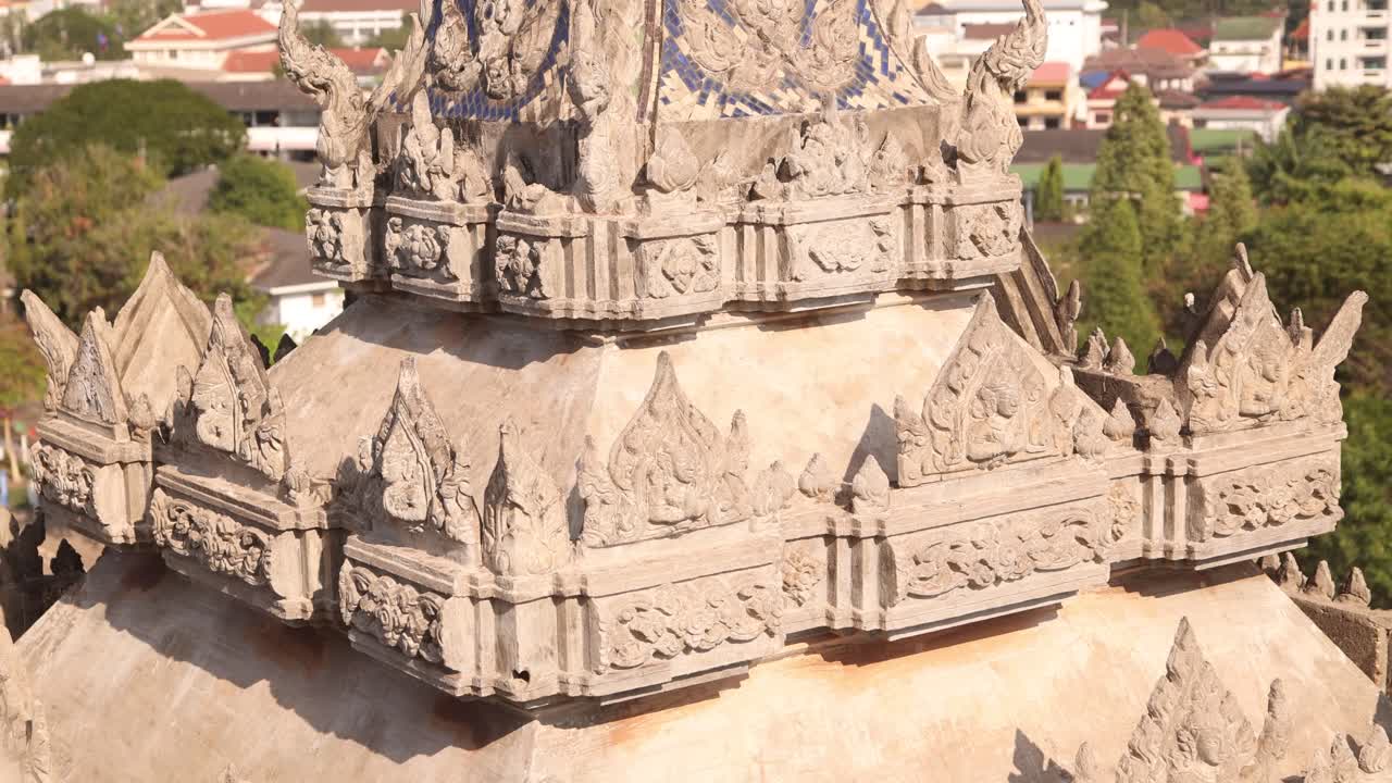 tallas detalladas en la aguja del techo del monumento a la victoria de patuxai en el centro de vientiane, laos