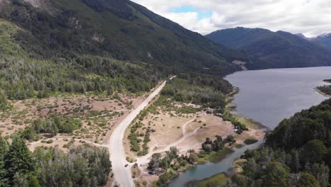 Antena:-Camping-Fuera-De-La-Carretera-En-La-Desembocadura-Del-Lago-Villarino