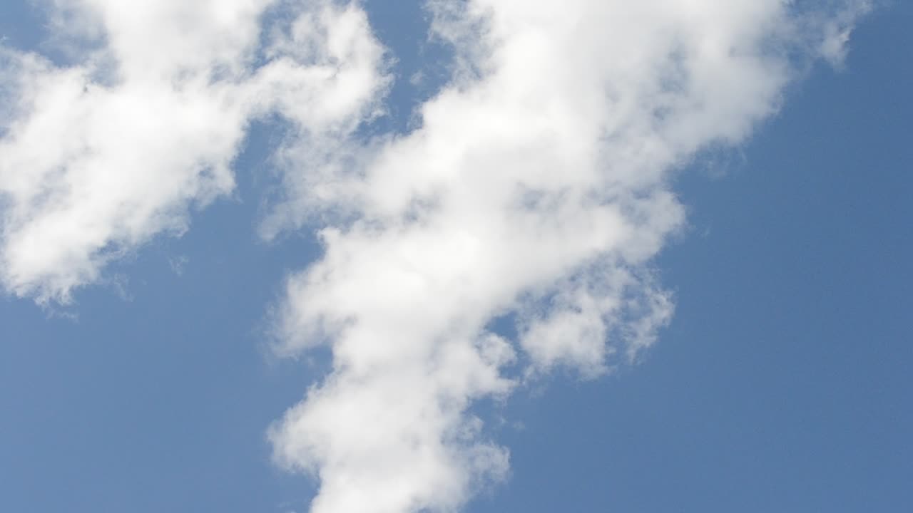 Blå himmel med skyer og sol