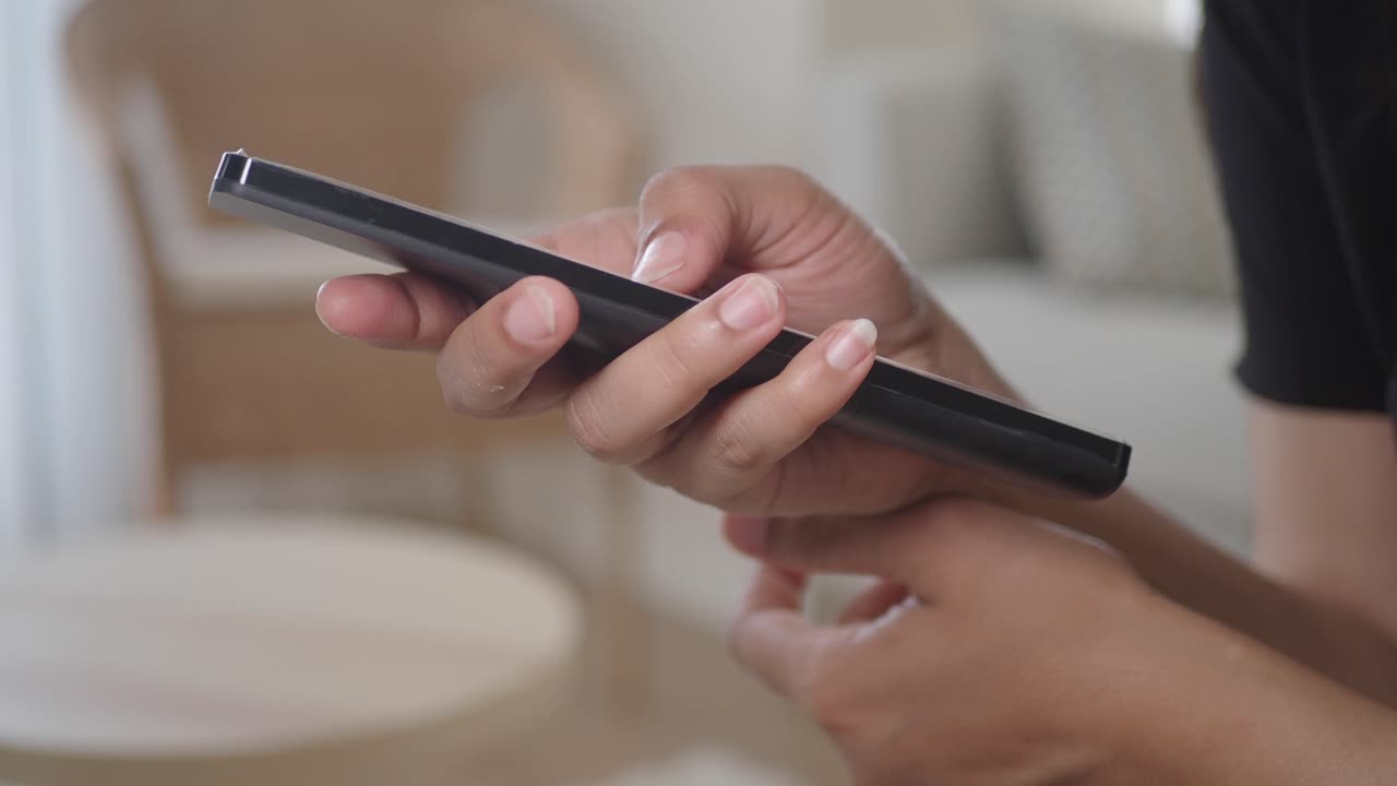 persona con un teléfono inteligente