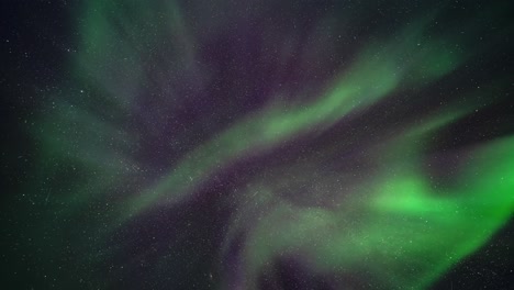 la impresionante exhibición de colores vibrantes y patrones giratorios de la aurora boreal, mientras la naturaleza presenta un magnífico espectáculo