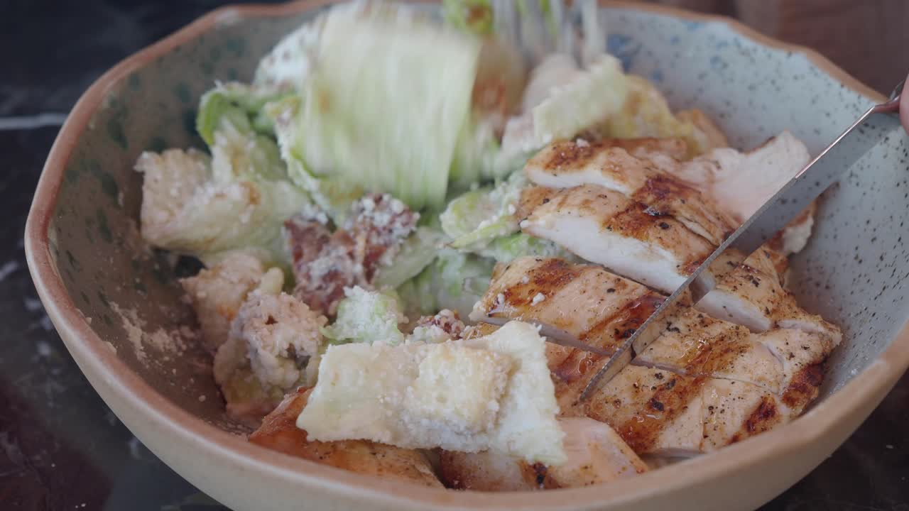 맛있는 시저 러드와 그릴 고기