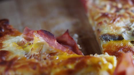 primer plano de una deliciosa rebanada de pizza con jamón y queso