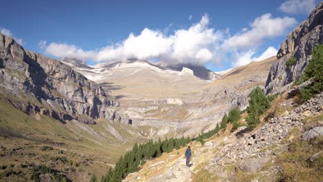 Vorderansicht-Eines-Jungen-Europäischen-Wanderers-Mit-Rucksack,-Der-Im-Herbst-Im-Ordesa-Nationalpark,-Huesca,-Spanien,-Spaziert