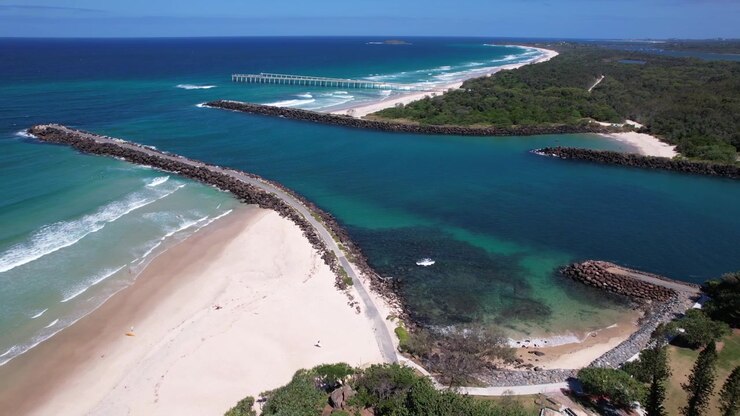 Bypass di sabbia di Tweed visto dalla spiaggia di Duranbah - Fiume Tweed nel NSW, Australia. - Ripresa aerea.