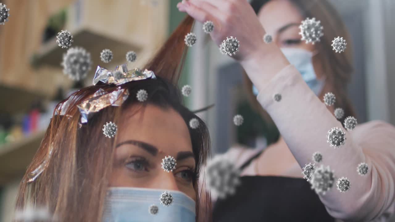 코로나바이러스 세포의 애니메이션 카우카시안 여성 미용사와 얼굴 마스크를 착용한 여성